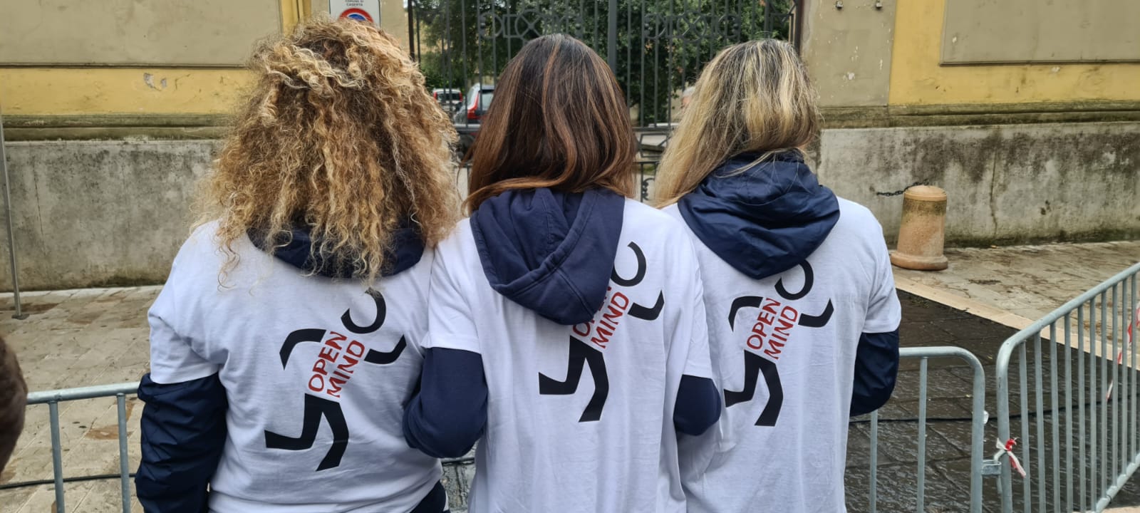 Ragazze con felpa della fondazione